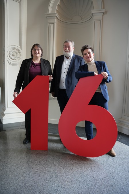 Die MDL Anna-Konstanze Schröder, Ralf Mucha und Beatrix Hegenkötter feiern das neue Wahlalter