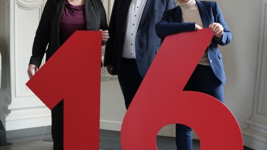 Die MDL Anna-Konstanze Schröder, Ralf Mucha und Beatrix Hegenkötter feiern das neue Wahlalter